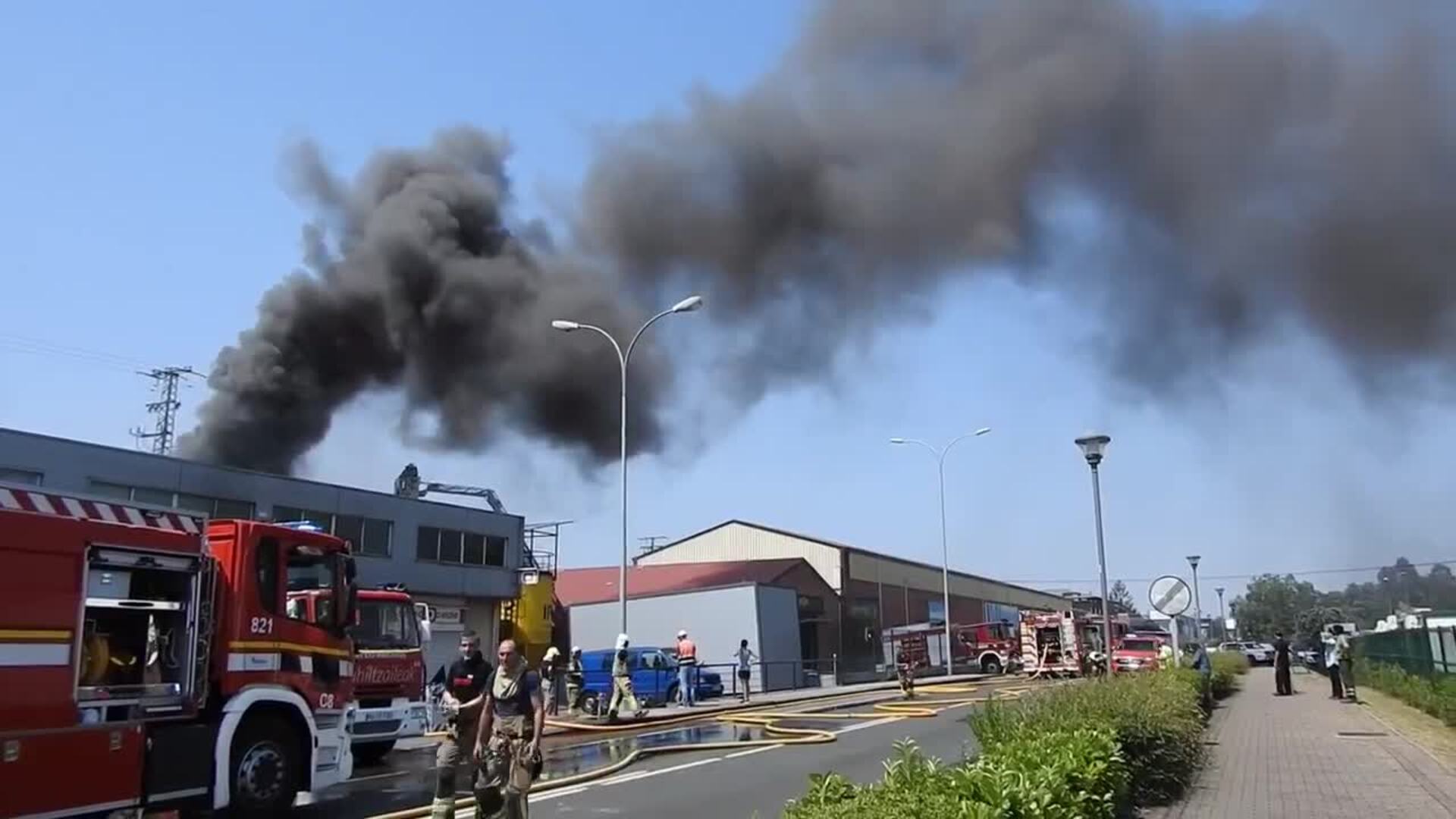 Restablecen la línea de Euskotren entre Derio y Sondika tras quedar sofocado el incendio en un taller de Loiu